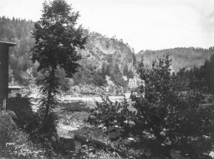 Tal : Eine bewaldetes Tal mit Fluss und Gebäude