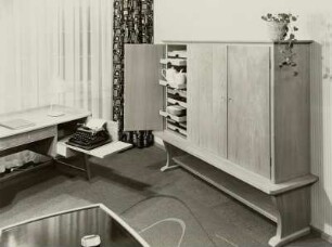 Schreibmaschine "Progress" : Wohnzimmermöbel (1956; Entwicklungsstelle Schkeuditz) in Ausstellungskoje