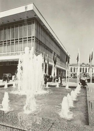 Drei Wasserbecken (mit Springbrunnen)