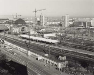 Hauptbahnhof : Hauptbahnhof. Blick aus dem 7. Obergeschoß (Nordseite, Strehlener Straße) der Hochschule für Technik und Wirtschaft über Gleisanlagen und Empfangsgebäude sowie Prager Straße