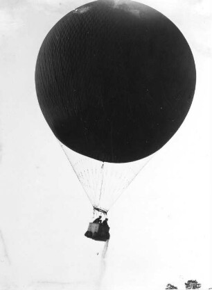 Ballonfahrt. Aufsteigender Ballon. Ballonfahrer lassen Sand ab. Ansicht von unten