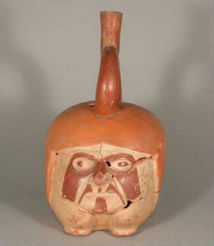 Anthropomorpher Kopf mit Füßen