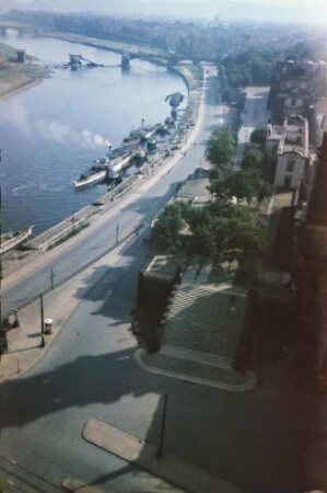 Dresden-Altstadt. Blick vom Turm der Hofkirche über Terrassenufer und Brühlsche Terrasse über die Elbe mit der zerstörten Carolabrücke