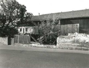 Wachau. Ehemaliger Bauernhof, Hauptstraße 19 (Anfang 19. Jahrhundert). Wohnstallhaus mit Scheunenteil, Traufseite