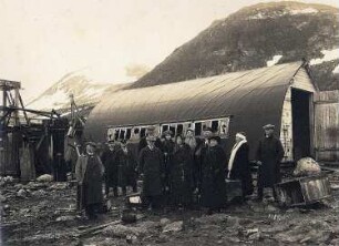 Spitzbergen. Smerenbergbucht. Touristen vor der Wellmannhütte
