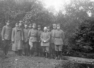 [Gruppenbild, das elf deutsche Offiziere zeigt] Bemerkung auf der Rückseite: Der Offizier mit den Schnüren ist gestern durch Brustschuss gefallen