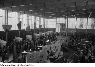 Exponate aus DDR-Produktion auf der Leipziger Herbstmesse 1954