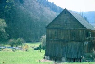 alte Scheune auf einer Wiese