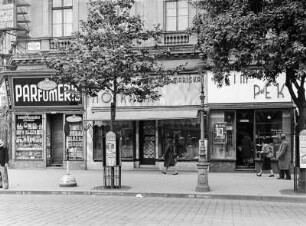 Budapest, Mussoliniplatz : Ungarn, Budapest. Mussoliniplatz (heute Oktogon). Straßenansicht mit Geschäften
