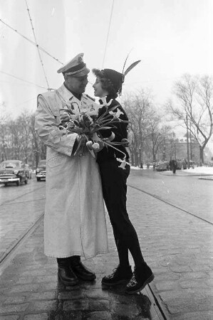 Valentinstag. Geschenke für die Karlsruher Verkehrspolizisten durch Blumengeschäfte.