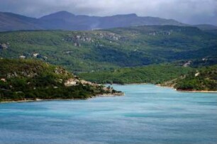 Frankreich. Provence. Alpes de Haute Provence. Sainte Croix de Verdon. Blick auf Lac de Sainte Croix