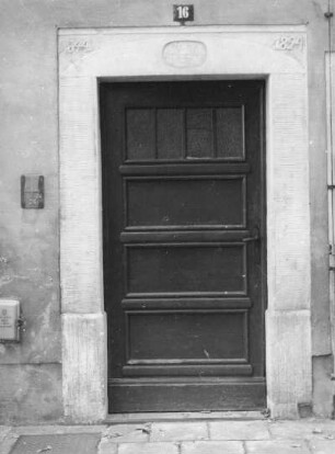 Bärenstein (Kreis Dippoldiswalde), Markt 16. Wohnhaus (1824). Portal