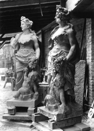 Allegorie des Frühlings : Allegorie des Frühlings, Original aus dem Schloßpark Pretzsch (um 1725, J. J. Kretzschmar) und Kopie (1950/1951, W. Hempel) (beide Sandstein, überlebensgroß). Wermsdorf, Schloß Hubertusburg