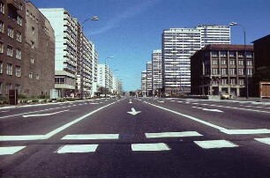 Berlin-Mitte, Leipziger Straße. Straße mit mehrspuriger Fahrbahn sowie mit Alt- und Neubauten