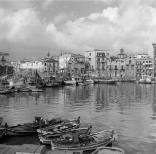 Palermo, La Cala. Blick über den ältesten Teil des Hafens mit Fischerbooten
