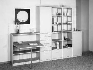 Anbauwand Rio : Leipzig. Leipziger Herbstmesse, 1986. Anbauregal Rio. Holz, folienbeschichtet, grau und weiß (1986; VEB Möbelwerk Nordhausen)