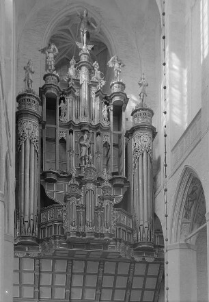 Dreimanualige Orgel (1659). Stralsund, Marienkirche : Dreimanualige Orgel III/51 (1655-1659; F. Stellwagen, Erneuerung 1828; C. A. Buchholz, Wiederaufbau 1952-1959; K. Schuke). Stralsund. St.-Marien-Kirche