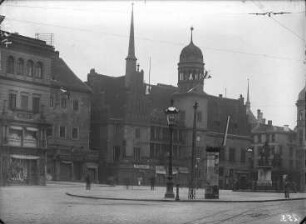 Blick über Marktplatz. Im Hintergrund - altes Rathaus