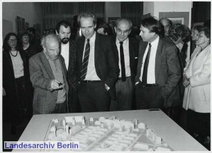 Ausstellung "Ludwig Hoffmann in Berlin - Die Wiederentdeckung eines Architekten" (vom 12.11.1986 - 27.02.1987); Eröffnung im Landesarchiv; Kalckreuthstraße 1 - 2 (Schöneberg)