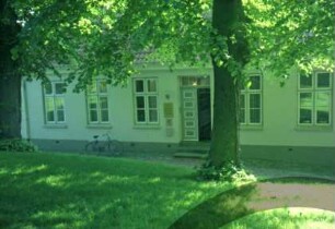 Kirchberg 9: ehemaliges Pastorat: Traufseite mit Eingangstür