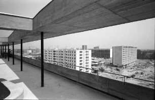 Berlin: Interbau; Blick von der Dachterrasse des VAGO (Frankreich) Hauses auf das Objekt 16 und 15 mit Vordergrund