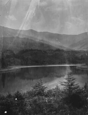 Amerikanische Landschaft : Landschaft mit Hügeln, im Vordergrund ein See