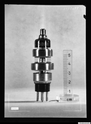 Röhre 6 B L 6 mit Maßstab, Bild 1; Foto 1962