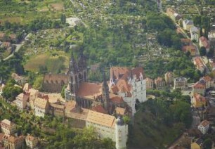 Meißen-Altstadt. Burgberg mit Dom und Albrechtsburg (Baubeginn 1471; Arnold von Westfalen). Luftbild-Schrägaufnahme von Südost