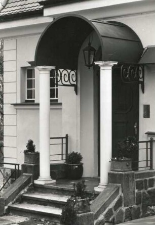 Radebeul, Graue-Presse-Weg 60. Villa Tautzschgenhof (um 1905). Eingangsvorbau