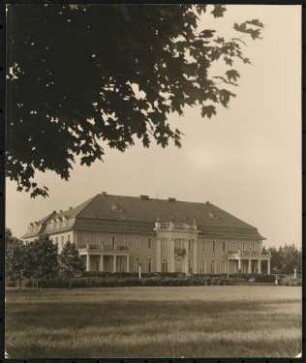 Schloss Bärenklau, Brandenburg: Gesamtansicht der Parkseite
