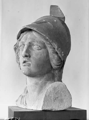 Kopf der Athene : Rietschel, Ernst. Kopf der Athene. Original vom Nordgiebel des Königlichen Hoftheaters in Dresden. Sandstein. Um 1838/1841. Schrägansicht nach links. Bautzen: Stadtmuseum