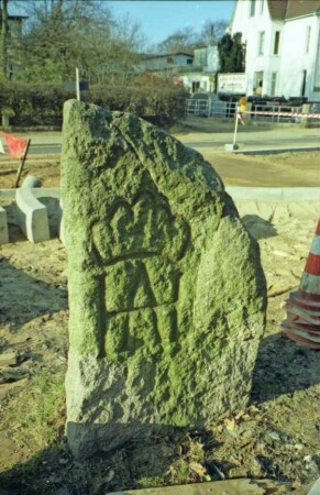 Husum (Kreis Nordfriesland): Grenzstein: Rückseite: Krone, Monogramm HA für Herzog Johann Adolf