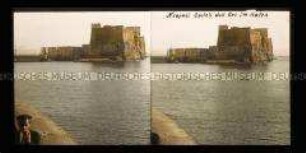 Blick auf das Castell dell'Ovo im Hafen von Neapel, Junge mit Schiffermütze im Vordergrund