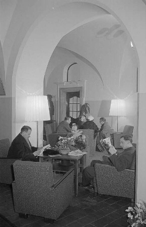 Besucher des Ausstellungstreffes in der Unteren Wandelhalle des Neuen Rathauses während der Frühjahrsmesse