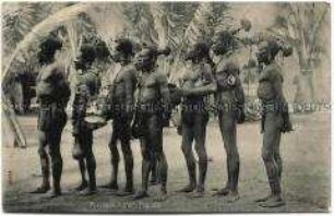 Papua-Männer in traditioneller Kleidung in Potsdam, Deutsch-Neuguinea