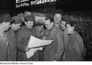 Portrait einer Gruppe Arbeiter im Kirow-Werk für die Betriebszeitung