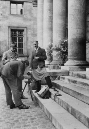 Richard Hamann-Mac Lean in Begleitung von Hellmut und Hans Uffenorde beim Fotografieren von Handschriften auf den Treppen von Amiens