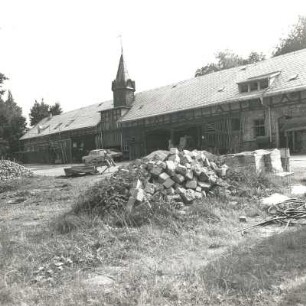 Auerbach-Sorga. Ehem. Gut (18. Jh.). Wirtschaftsgebäude. Feldseite