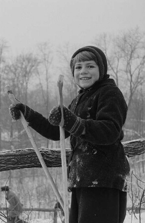Leipzig, Johannapark. Kinder beim Ski- und Schlittenfahren, Mädchen auf Skiern