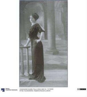Frau in Kleid