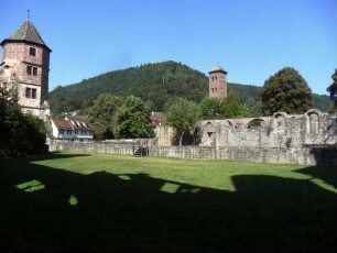 Hirsau-Kloster St Peter und Paul-Klosterbereich im Südosten-Ansicht nach Nordwesten mit Torturm des Jagdschlosses (1592) sowie Ruinen des Kreuzgangs über Südseite mit Eulenturm im Hintergrund