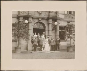 Köln, Großherzog Friedrich II., Großherzogin Hilda mit Damen und uniformierten Herren.