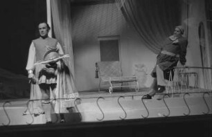 Szenenbilder aus der Komödie "Amphitryon 38" von Jean Giraudoux im Theater am Kurfürstendamm in Berlin