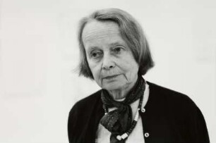 Die Galeristin und Künstlerin Betty Parsons bei der Eröffnung der Saul Steinberg-Ausstellung in ihrer Galerie