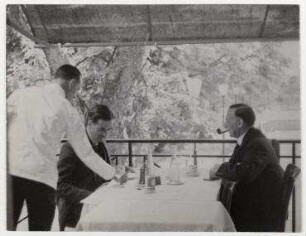 Anthony Eden und Lord Stanhope beim Lunch im Hotel Vieux Bois in Genf. links: Anthony Eden, rechts: Lord James Richard Stanhope