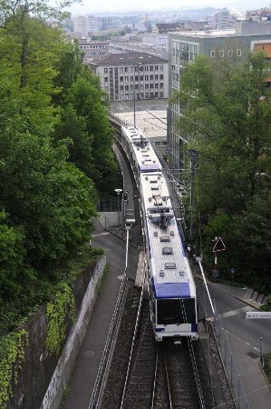 Lausanne - Metrozug : Ein Metrozug fährt von der City in Richtung der Wohngebiete. Aufgenommen am 20. Mai 2010 in Lausanne