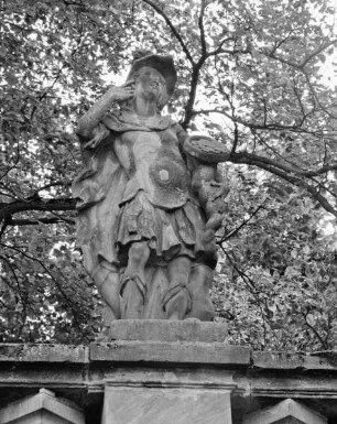 Villa Concordia & Ehemaliger Palast des Hofrats Johann Ignaz Tobias Böttinger & Wasserschloss Concordia — Statue