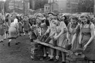 Enttrümmerung im Stadtkern : Dresden. Ziegel klopfende Frauen