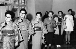 Freiburg: Aula, Rathaus; Empfang einer japanischen Delegation aus Matsuyama im Rathaus; Gruppe: Japanerinnen im Kimono