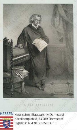 Beethoven, Ludwig van (1770-1827) / Porträt, die rechte Hand auf Klavier gelehnt, in der linken Hand Notenblätter haltend / linksgewandte und -blickende Ganzfigur vor Raumkulisse